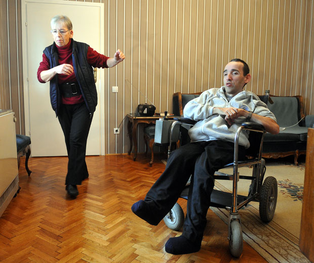 Нема право на колица јер помера десну руку